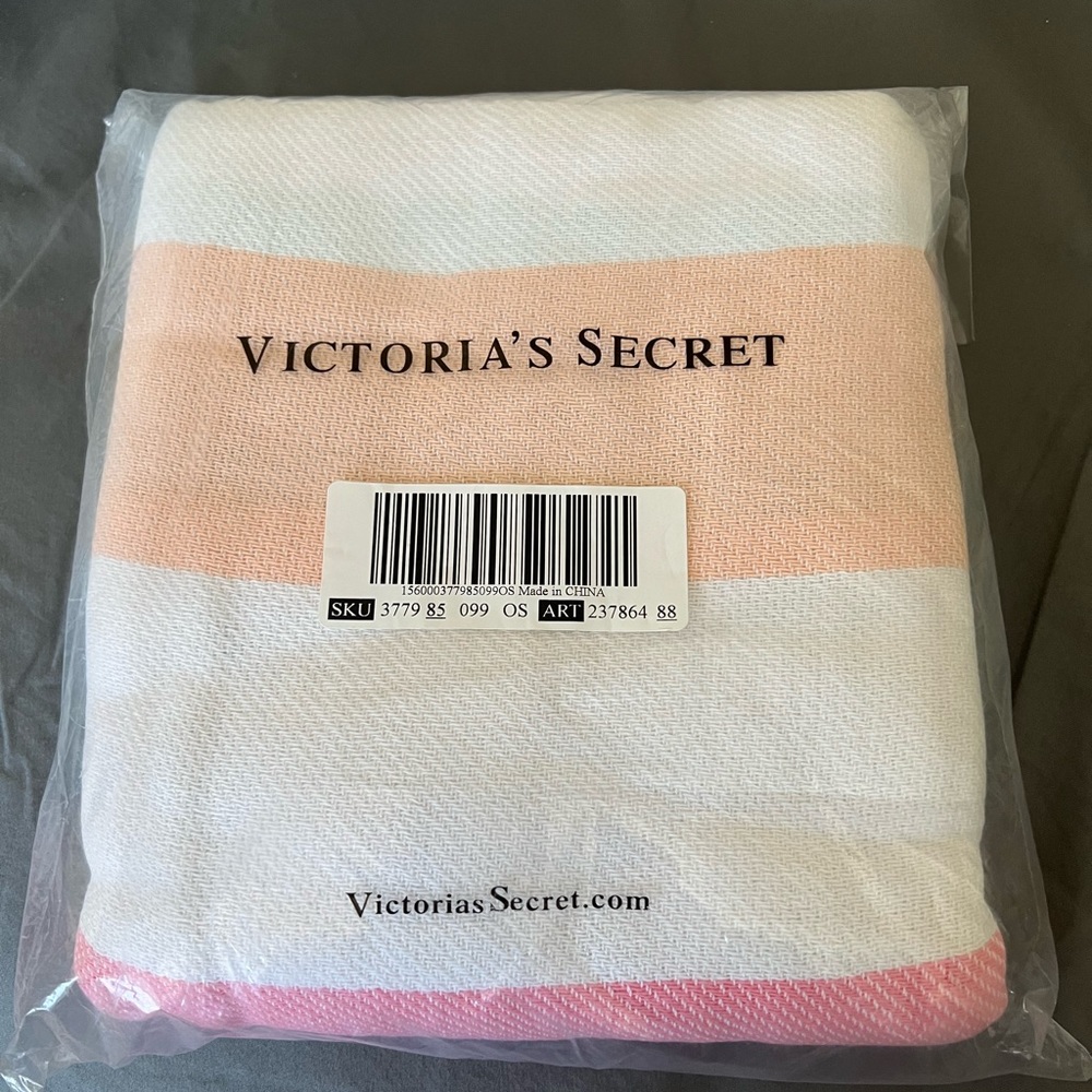 Vs pink beach blanket - Picture 3 of 4